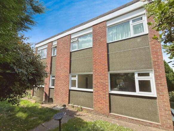 2 bed property, in Furze Close, £179,950
