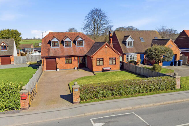 4 bed property, in Bulkington Road, £500,000