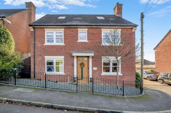 5 bed property, in Pencoed View, £525,000
