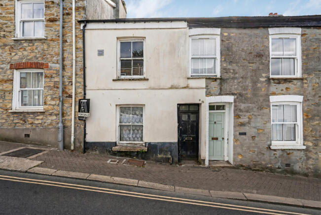 2 bed property, in Castle Street, £120,000
