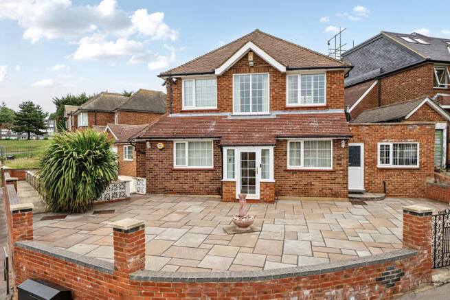 5 bed property, in Westwood Avenue, £900,000