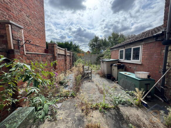 2 bed property, in Elm Road, £140,000