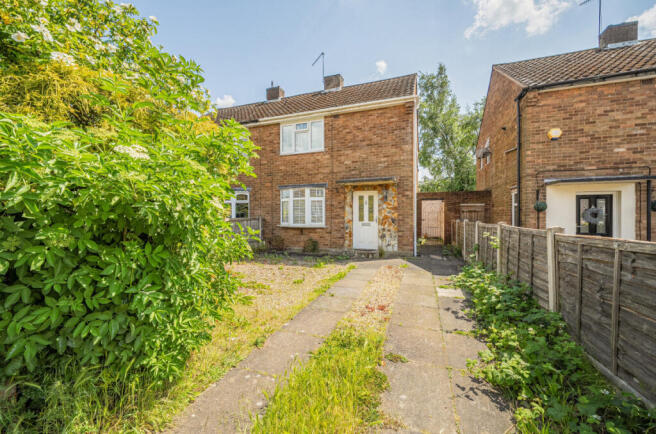 2 bed property, in Swanfield Road, £180,000