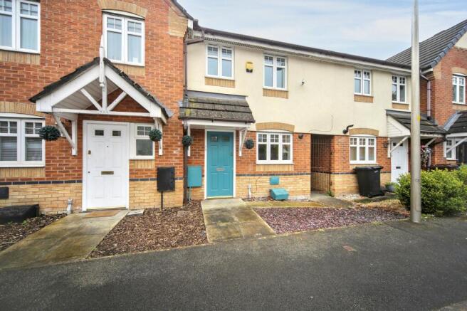 2 bed property, in Crystal Close, £150,000