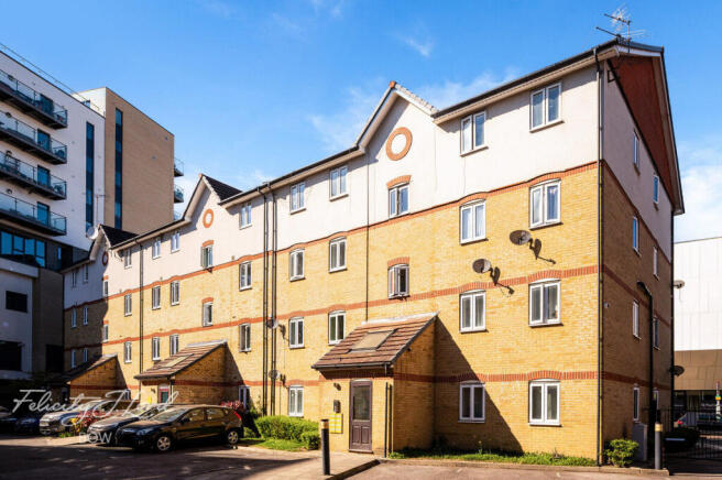 2 bed property, in St Pauls Way, £375,000