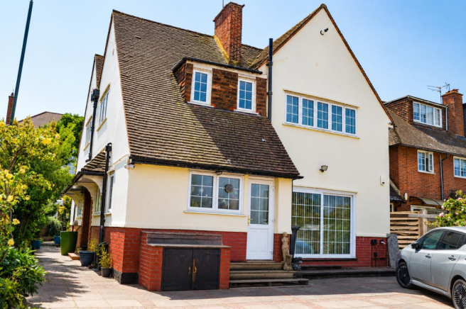 4 bed property, in Upper Richmond Road West, £1,350,000