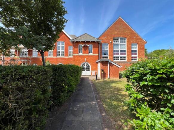 2 bed property, in Brookvale School, £325,000