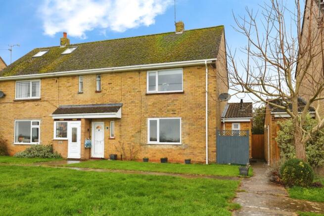 2 bed property, in Thickwood Lane, £365,000