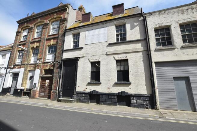4 bed property, in Weymouth, £190,000