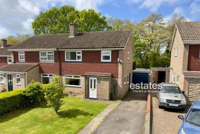 4 bed property, in Hawkswood, £267,500