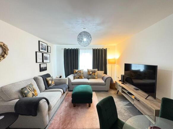 2 bed property, in Highfield Chase, £90,000