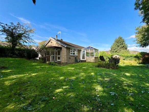 3 bed property, in Oaks Avenue, £470,000
