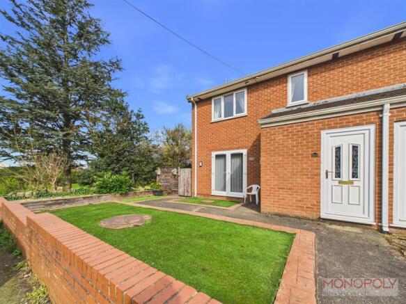 1 bed property, in High Street, £85,000