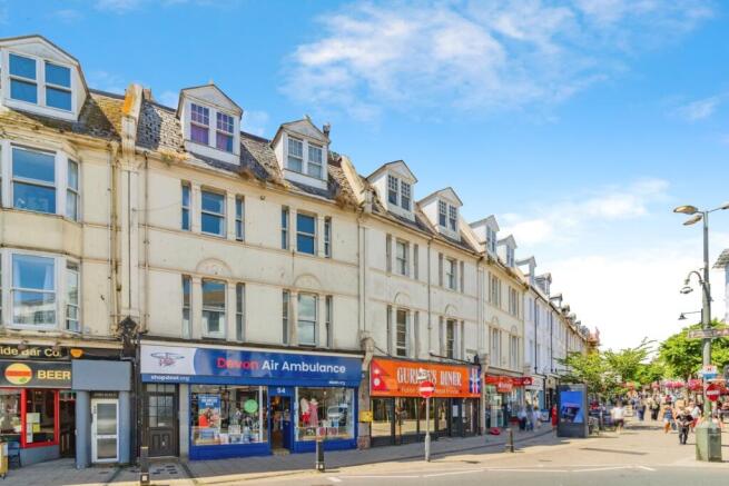 2 bed property, in Victoria Street, £95,000