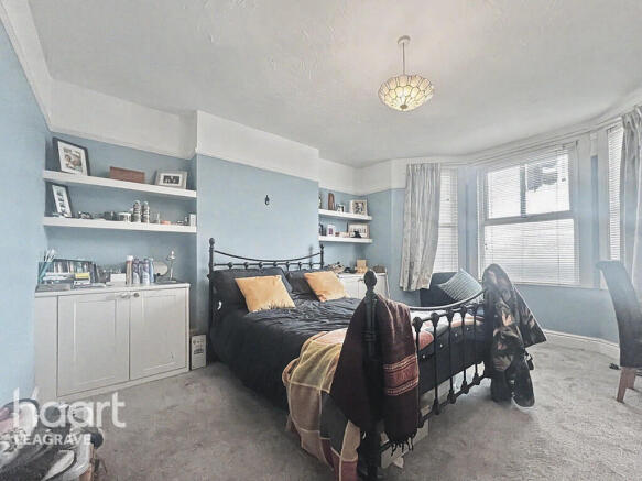 1 bed property, in High Street, £130,000