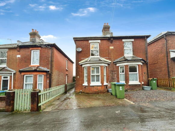 2 bed property, in Tremona Road, £270,000