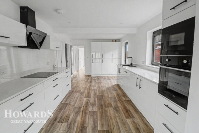 3 bed property, in Beach Road, £350,000