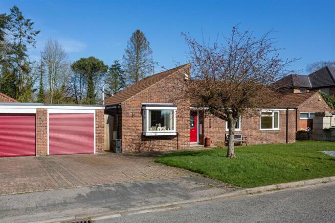 3 bed property, in Farmstead Rise, £390,000