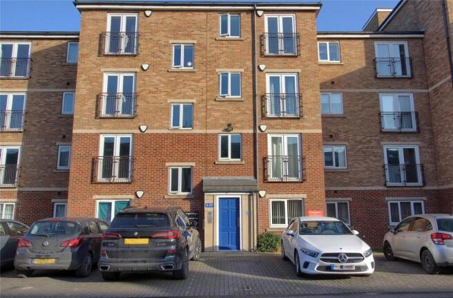 2 bed property, in Laburnum House, £37,500