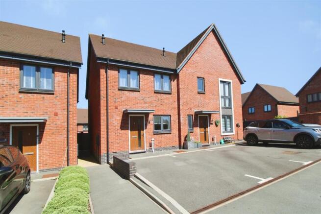 2 bed property, in Gill Crescent, £110,000