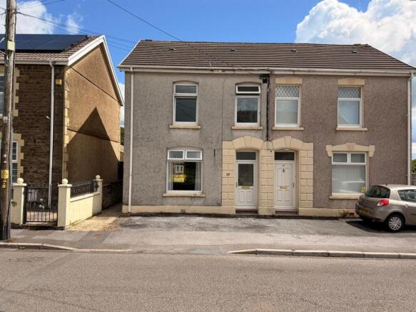 3 bed property, in Maes Road, £175,000
