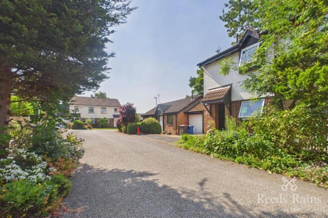 1 bed property, in Crestfold, £140,000