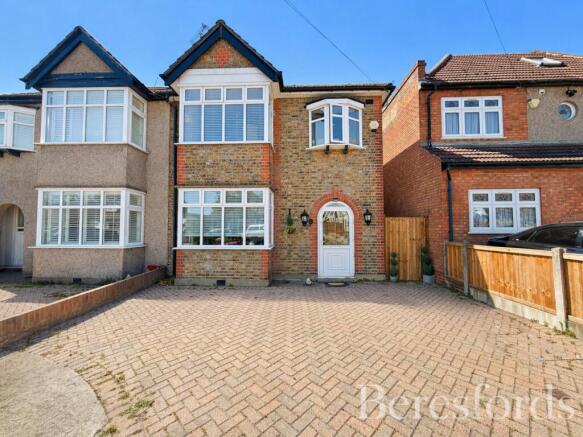 3 bed property, in Vicarage Road, £500,000