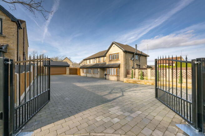 5 bed property, in Woodbourne Gardens, £675,000