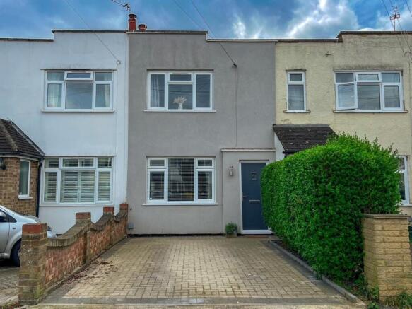 2 bed property, in First Avenue, £370,000