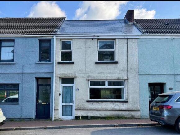 2 bed property, in New Road, £125,000