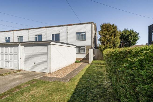 3 bed property, in Swandene, £290,000
