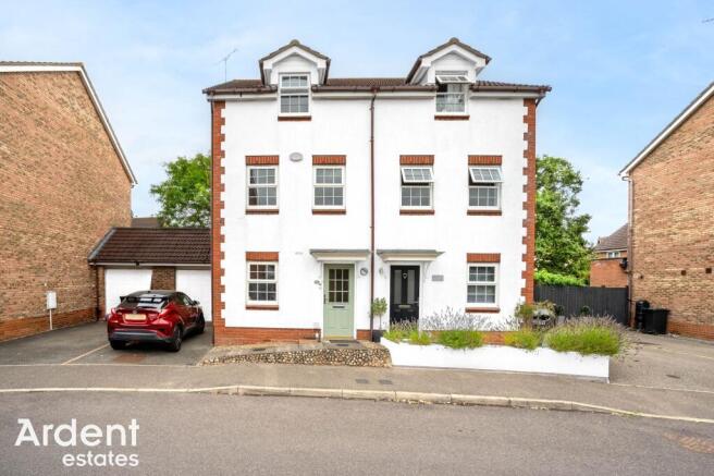 4 bed property, in Harvest Way, £390,000