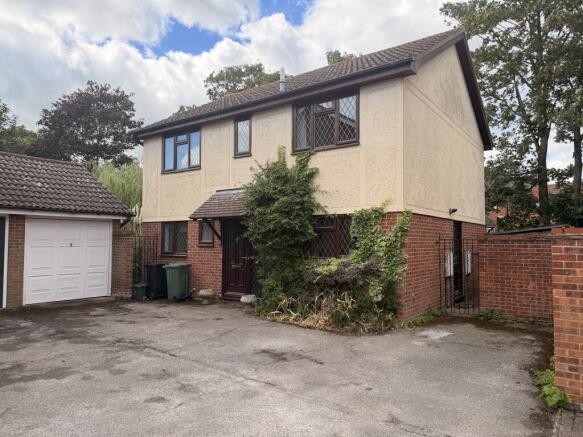 4 bed property, in Greenways, £425,000