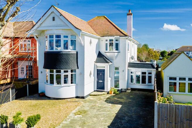 4 bed property, in Connaught Gardens, £675,000
