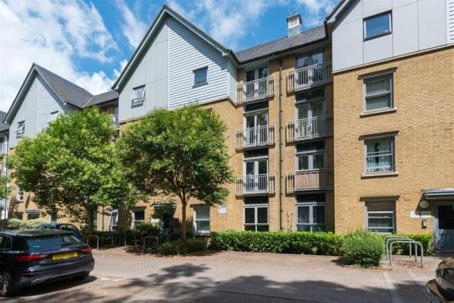 2 bed property, in St. Andrews Close, £200,000