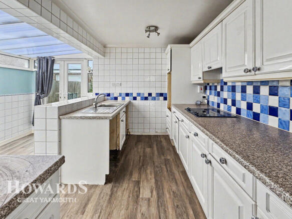 4 bed property, in Beach Road, £300,000