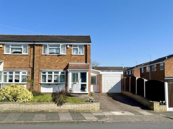 3 bed property, in Goodison Gardens, £280,000