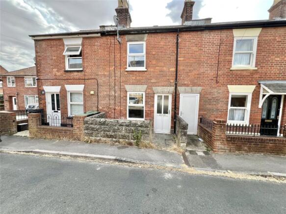 2 bed property, in Victoria Road, £205,000