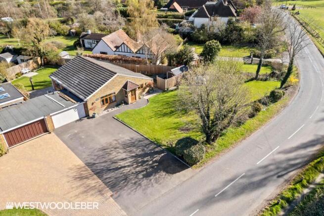 3 bed property, in Brickendon Green, £850,000