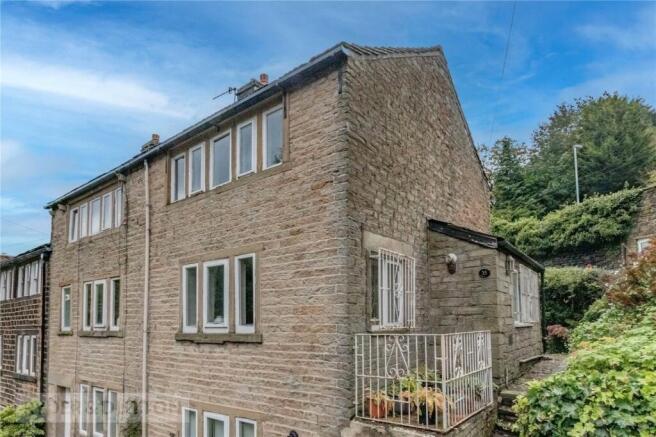 3 bed property, in Wool Road, £195,000