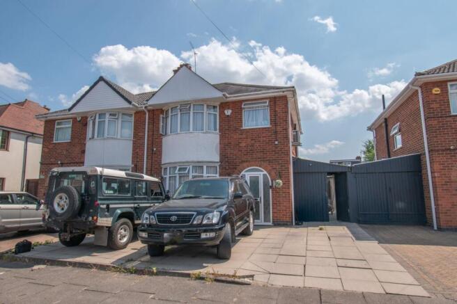 3 bed property, in Romway Avenue, £350,000