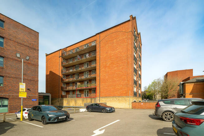 1 bed property, in 5 Grantavon House, £80,000