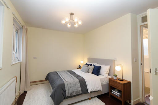 1 bed property, in Loats Road, £325,000