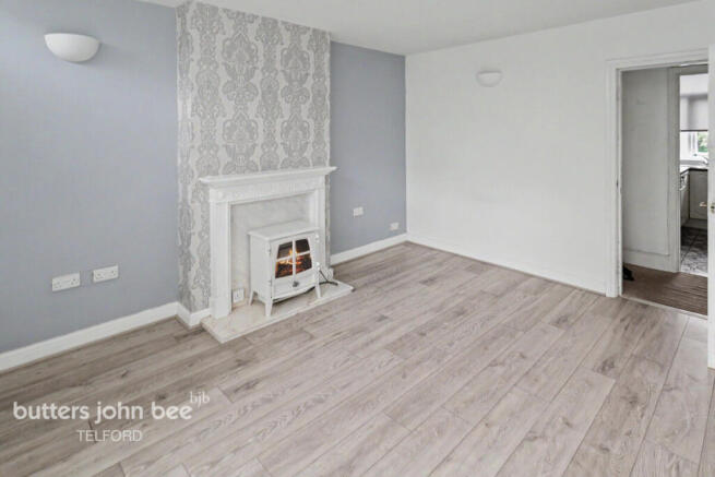2 bed property, in Newbridge Crescent, £110,000