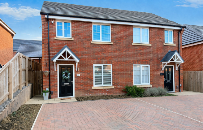 2 bed property, in Ashdown Road, £195,000