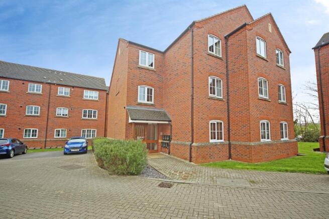 2 bed property, in Brookfield Court, £180,000