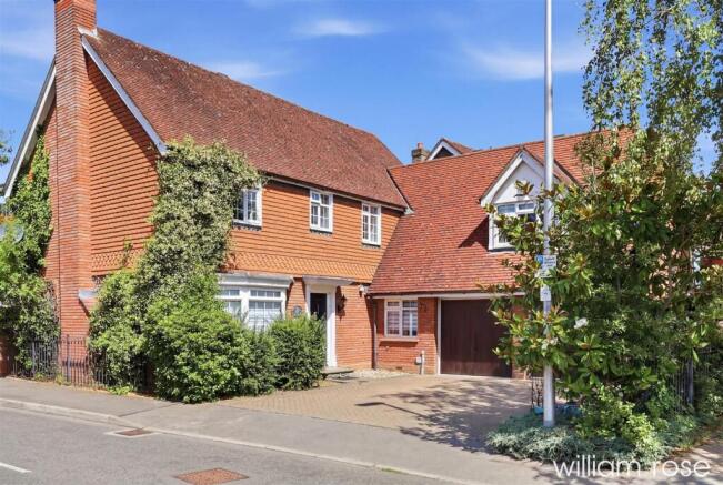 5 bed property, in Harts Grove, £1,400,000
