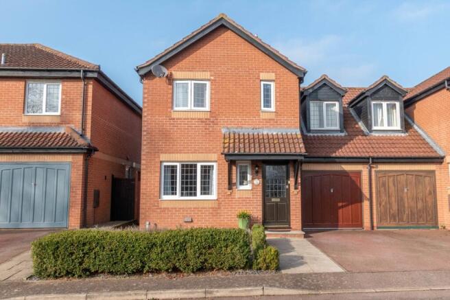3 bed property, in The Lawn, £315,000