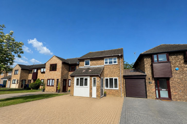 4 bed property, in 8 Oak Close, £310,000