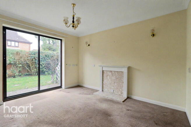 2 bed property, in Candleford Gate, £160,000